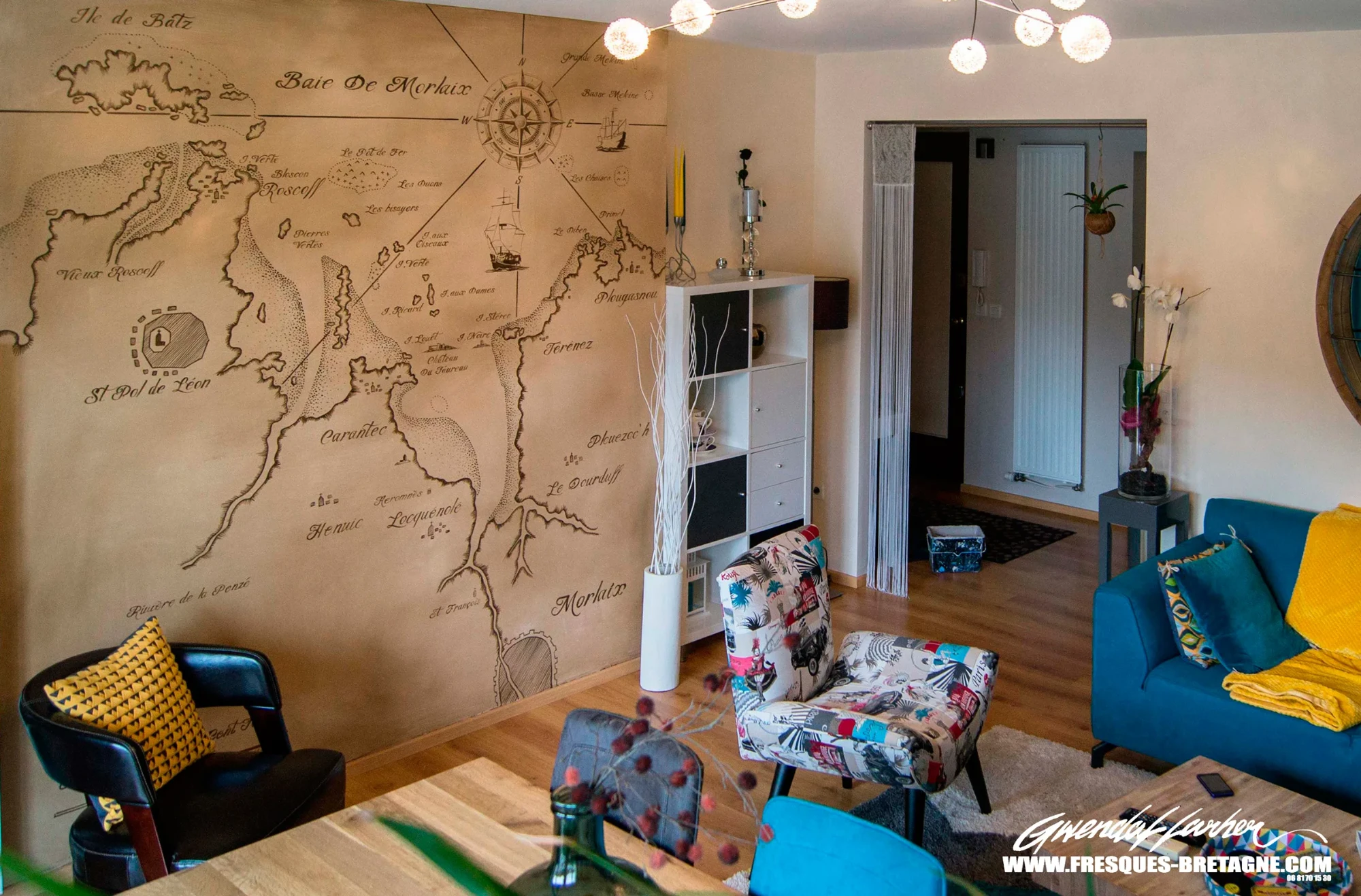 Fresque murale en trompe-l'œil dans un salon de particulier en Bretagne